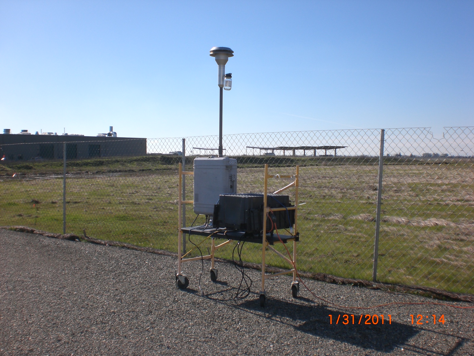 Image: a RDI sampler and stack inlet deployed at an airport.